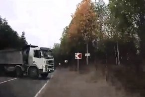 Авария дня. Грузовик расплющил иномарку