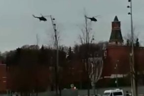 Озадачили: с территории московского Кремля поднялись в небо два Ми-8