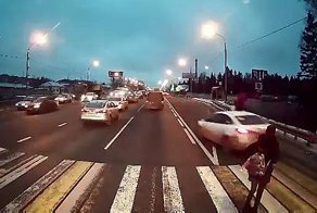 По пути в школу по наземному переходу через федеральную трассу