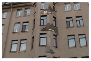Управляющая компания в Петербурге реставрировала обрушившуюся лепнину монтажной пеной