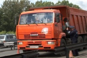 Обиделся: водитель КамАЗа закопал машину остановившего его инспектора