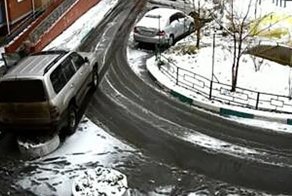 Водитель внедорожника утащил за собой бетонную клумбу