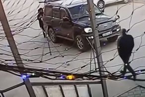 Мужчина попытался угнать внедорожник вместе с пассажиркой, но неудачно