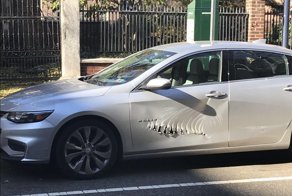 Странные повреждения на двери припаркованного автомобиля