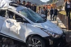 Женщина выжила после того, как ее выбросило из окна автомобиля в ужасной аварии