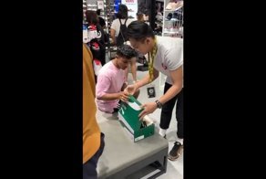 Покупатель напугал продавца, слишком нагло протестировав кроссовки