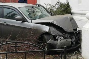 Авария дня. Полицейский за рулём BMW врезался в монастырь