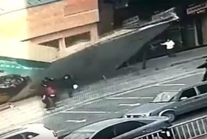Сильный ветер обрушил на людей большой рекламный щит