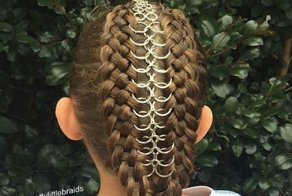 Эта мамочка плетет невероятные косы своей дочери каждое утро перед школой