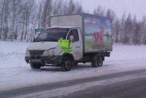 Светоотражающий жилет на зеркале авто: просьба о помощи