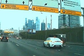 Авария дня. В Москве уснувший таксист опрокинул ГАЗель