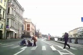 Невнимательный питерский велохруст наехал на пешехода