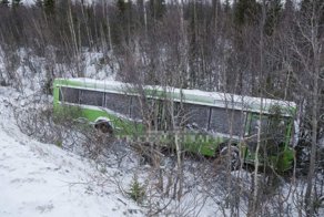 В Мурманской области автобус с рабочими вылетел с дороги