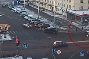 В центре Петрозаводска мужчина не смог перебежать дорогу