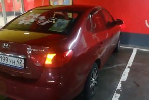 «Молящийся» автомобиль на парковке в Новокузнецке
