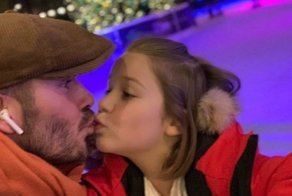 Дэвида Бекхэма раскритиковали за поцелуй с дочкой, но за него заступились отцы со всего мира