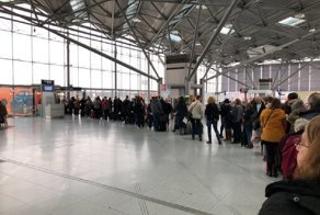 Лоукостер Ryanair выстроил пассажиров в огромные очереди