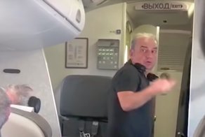 "Бардак, просто бардак!": лидер группы "Чайф" разругался со стюардессами из-за жары в самолете