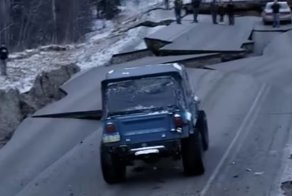 Землетрясение на Аляске: джип пытается проехать по разрушенной дороге