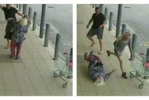 Видео: мужчина увидел на улице двух "ведьм" и сразился с ними