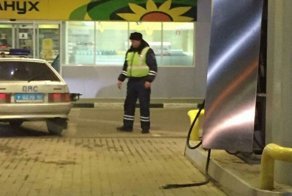 Полицейские, на служебном автомобиле, вырвали пистолет из бензоколонки
