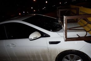 Автомобилистке любезно вручили лавочку в подарок