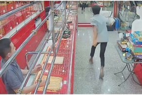 Горе-воришка оказался заблокирован в ювелирном магазине при попытке бегства