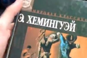 Таксист в Москве предлагает скидку за чтение книг во время поездки
