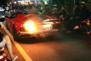 Огонь из выхлопа: во Вьетнаме загорелся Lamborghini Aventador