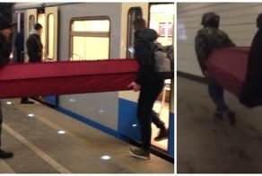 Парни попытались провезти гроб в метро. Депутат посоветовал прятать такой груз в упаковку