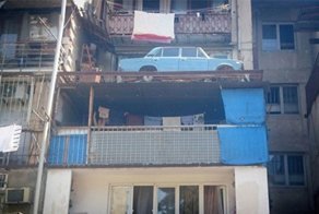 Конец эпохи: с тбилисского балкона спустили старый автомобиль, простоявший там 27 лет