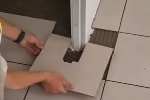 Мастер по укладке плитки, который не зря ест свой хлеб