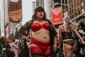 Бабий бунт: сибирская модель plus-size убедила американок выйти на улицу в нижнем белье