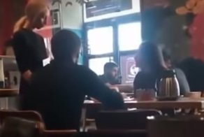 "Я сейчас папу позову!": Девушка устроила скандал с битьем посуды из-за слишком острого супа