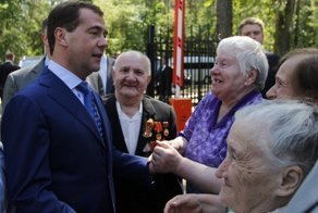 Ветеран пожертвовал "прибавку" к пенсии Медведеву для "борьбы с пенсионерами"