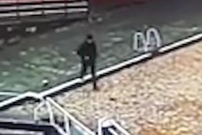 Мужчина засмотрелся в телефон и упал в водный канал