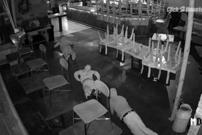 Грабители протерли собой пол в закусочной, чтобы не засветить лица на камеры