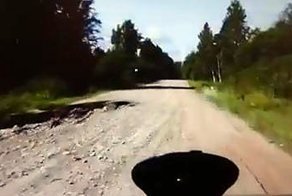 Дороги полны сюрпризов: яма в тени от деревьев