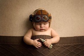 Очаровательные малыши в ортопедических шлемах