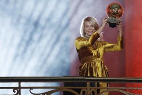При вручении футболистке "Золотого мяча" ведущий церемонии не удержался от сексистской выходки