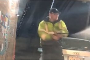 Не справившийся со шлангом на автомойке водитель рассмешил своих друзей