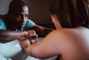 Фотограф запечатлел эмоции мужчин, присутствовавших при родах