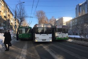 Два автобуса и троллейбус заблокировали движение на одной из улиц Новосибирска