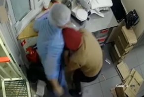 Приморские налетчики в масках и с пистолетом ограбили кафе и избили продавца