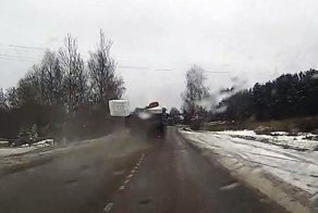 Пенопласт вывалился из кузова грузовика