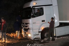 Неравнодушные белорусы помогли турецкому дальнобойщику вытащить застрявшую фуру