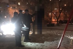 В Волгограде подросток повесился на ремне в центре детской площадки