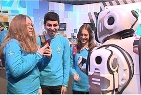 На форуме "ПроеКТОриЯ" за робота выдавали человека в костюме