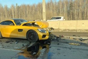 Авария дня. В Екатеринбурге спорткар Мерседес на скорости влетел в Нексию