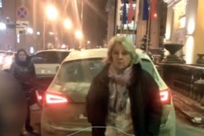 В Тюмени хабалки припарковались прямо у входа во дворец творчества и спорта
